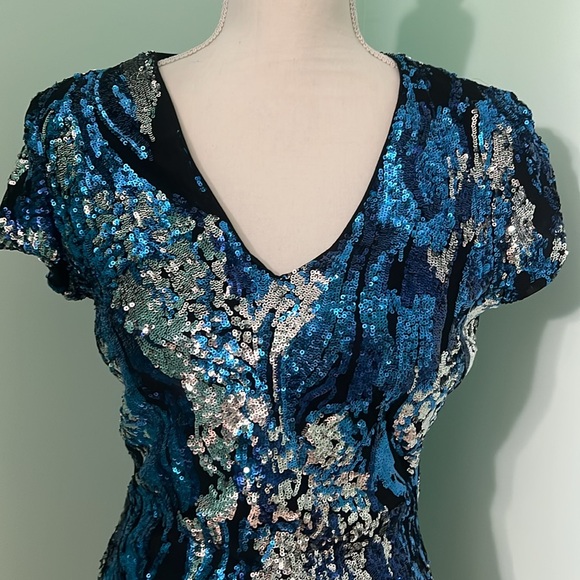Cache sequins stretch cocktail dress. Comfy. - Picture 3 of 9